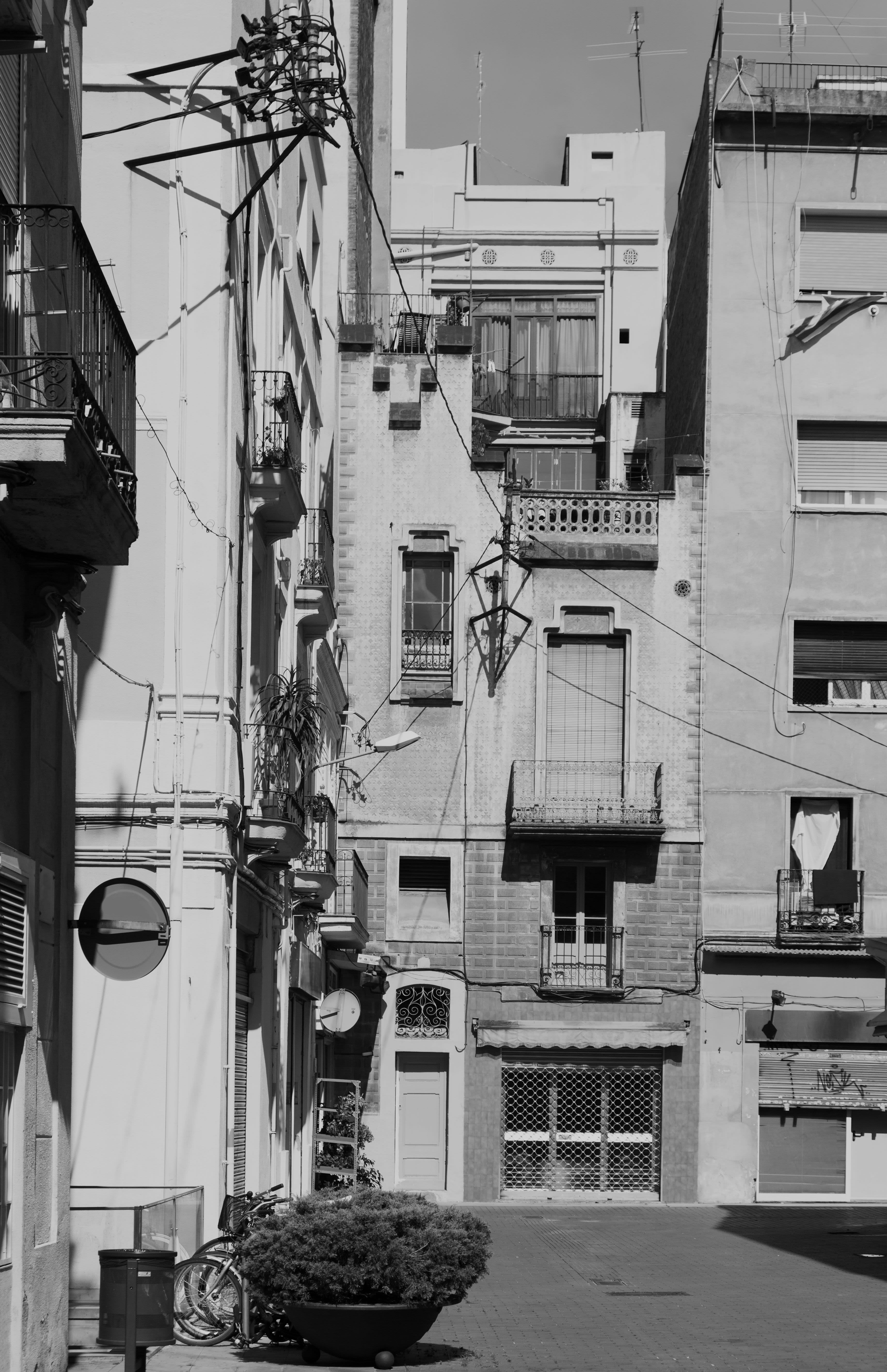 Imagen en blanco y negro que muestra la fachada de un edificio antiguo