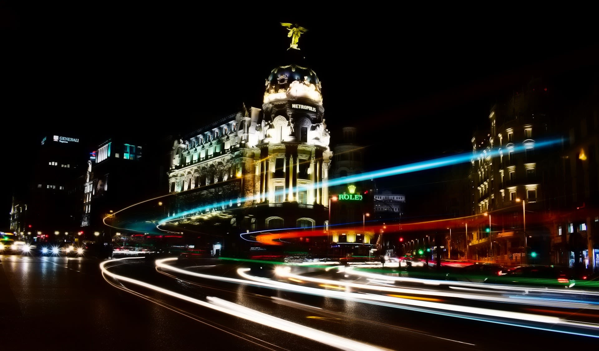 Imagen de Madrid de noche, con haces de luz de coches